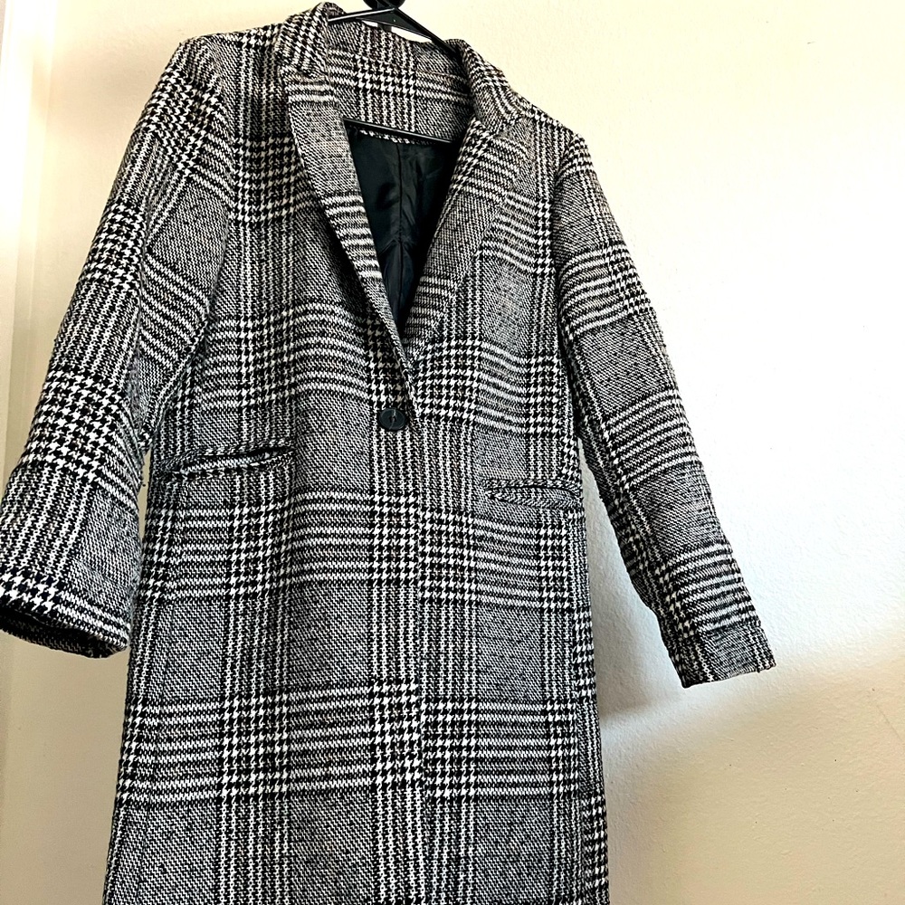 Black, Gray and White Plaid coat fits oversized like a medium